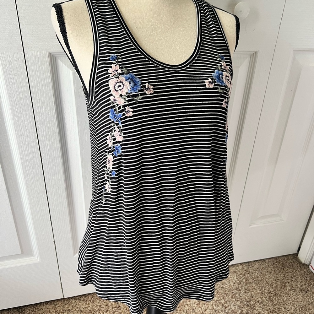 American Eagle Striped Black and White Floral Embroidered Women's Top Sz Small - Picture 3 of 9